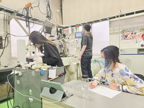 あおなみ工場のお仕事の様子です。現場は3名、女性のみが働いております。