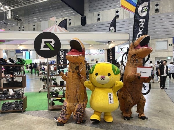 神奈川のイベントに参加した時の様子です！恐竜の着ぐるみで子どもたちと遊んだり、自転車に試乗していただきました！