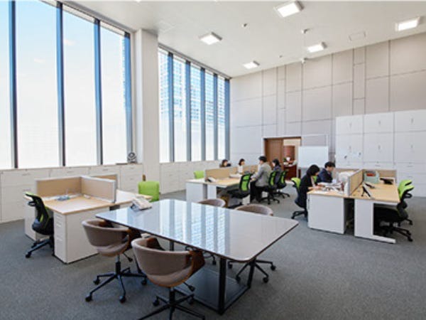 オフィスは社屋の5F。誰もが知る有名化粧品など、数多いヒット商品を生み出したピカソをバックオフィスから支えています。