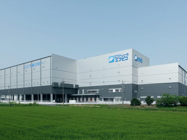 倉庫内は土足厳禁の綺麗な物流センターです！