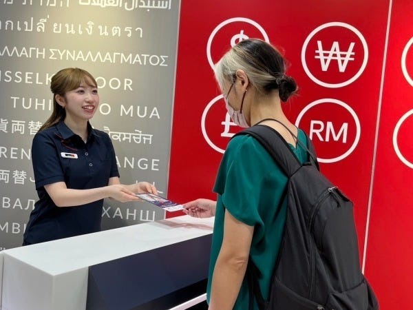 時にはお客様が目的地でしたいことや食べたいものを伺い、適切な両替金額をご提案することも。外貨両替を通じて、多くのお客様の快適な旅を支えます。