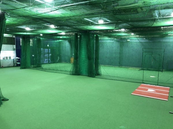 屋内施設で野球スクールコーチ