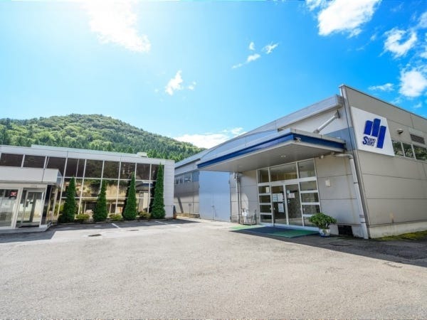 本社工場から100メートル下った場所にある小沢工場の外観です。