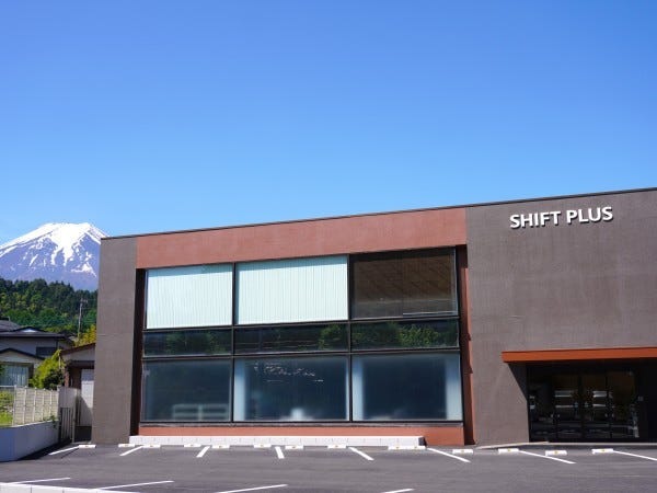 営業所の外観です。元銀行をリノベーションし昨年移転しました。