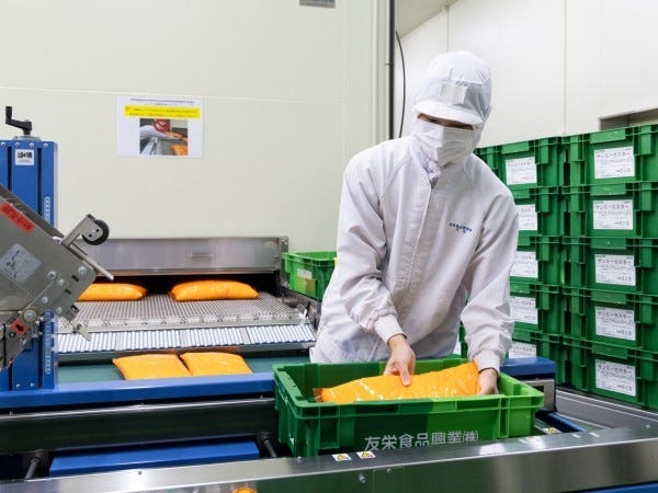 流れきた製品を、梱包します。