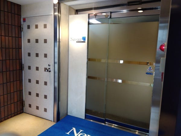 オフィスの入り口です。建物の４階となります。