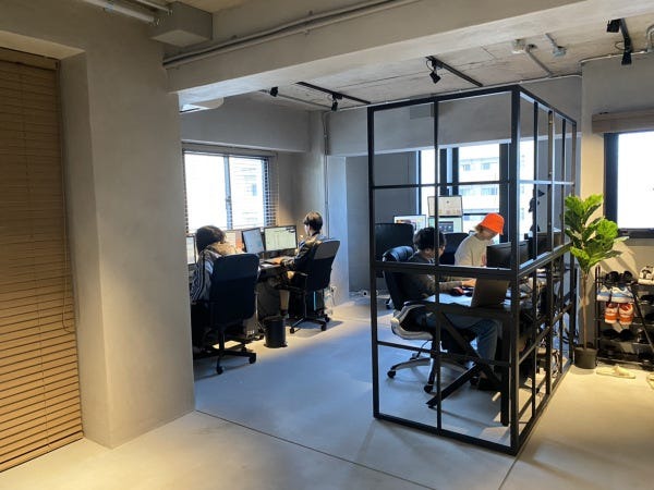 事務所は靭公園から徒歩1分ほど！おしゃれなオフィスです♪