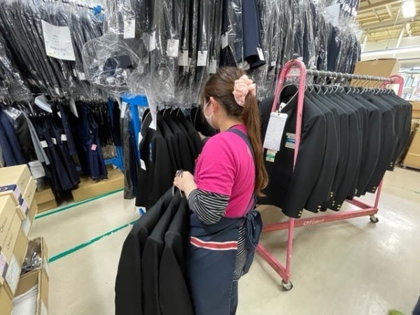 年明けからは納品するための制服が所狭しとセンター内を覆いつくします。