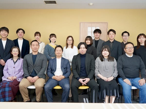 少数精鋭ですが、活気あふれるオフィスで元気に働いています！