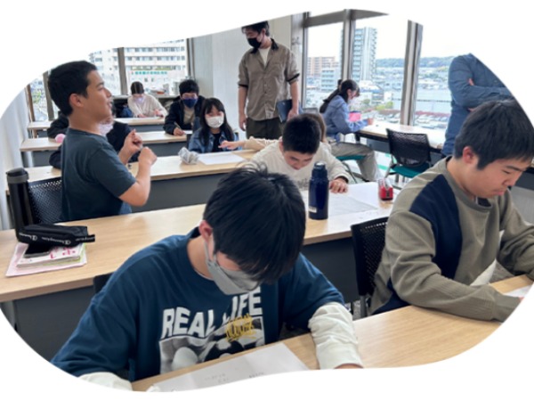 授業は数名～十数名の少人数方式です。学習指導要領に沿ったものの他に先生の特技を活かす趣味・教養講座もあります。