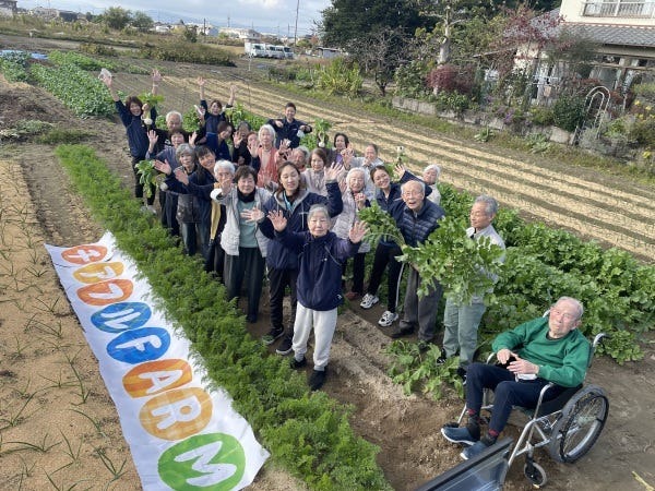 施設で管理している畑で記念撮影。みなさん良い笑顔です。