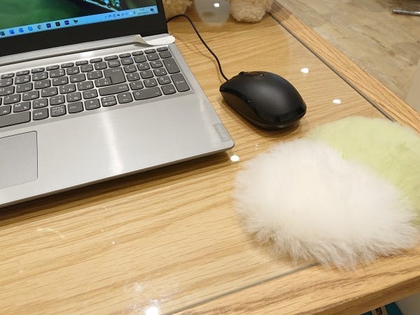 Webサイト・女性向けムートン製品の販売サイトのWEBデザインスタッフ