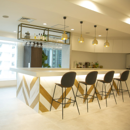 オフィスにはおしゃれなバーカウンターも完備。休憩中はドリンク片手にメンバー同士交流を深めることも◎