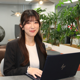 残業は月平均で15h以下、有給取得率100％とプライベートも大切にできる環境です。