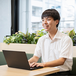エンジニアの多くはIT業界未経験からのスタートし、今ではプロとして活躍しています。