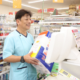 常連のお客さまと雑談することもしばしば！会話の中から、お店作りのヒントを得ることもあります。