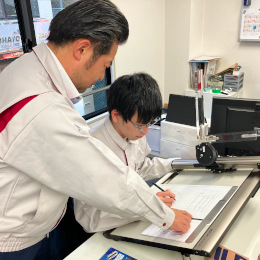 資料から学ぶだけではなく、実際の道具を用いて研修を実施。身につきやすく、興味を持って取り組めます。