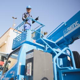 高い場所でも安全に作業できるクレーン車や環境に配慮した商品など、豊富なラインナップが当社の強みです。