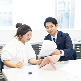 お客さまアドバイザーの多くは女性です。職場の環境づくりや士気を高めることが成果をあげるポイント。