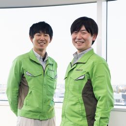 二人とも派遣社員から正社員に。成田空港に熱い想いを持ち、日々、空港の当たり前を支えています。