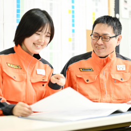 未経験の方でも、技術者としてデビューする大チャンス。相談事があれば、いつでも先輩に話してくださいね。