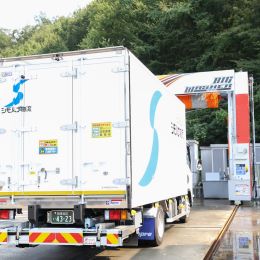営業所の洗車機で、トラックは常に清潔に。