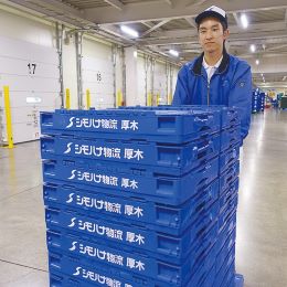 店舗向けの食品配送は、再配達なし。荷役の負担が少ないのも特徴です。