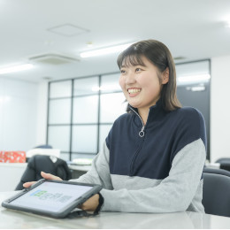 中途入社のハンデは一切なし！美容師、土木作業員、銀行員など、異業界から入社した先輩も多数活躍中です！
