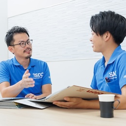 研修後は先輩に同行し、実際の商談の様子を見て学ぶことができます。