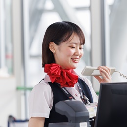 ほとんどのお客さまが海外の方です。語学力を活かして、たくさんのお客さまの旅路を見守ります。
