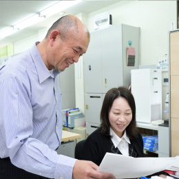 わからないことは、すぐ聞ける。すぐ隣に、頼れる先輩がいるから安心。