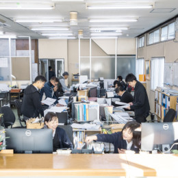 ときには社内で笑いがこぼれることも！和やかな雰囲気の中で働けます。