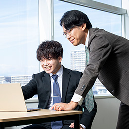 何かあれば先輩にすぐに相談できるフラットな社風も当社の魅力。未経験の方も安心してください！
