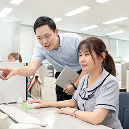 先輩社員が近くにいるので、分からないことがあれば気軽に質問できる環境です。