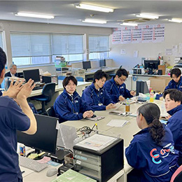 配送に出る前には朝礼を実施。帰社後にはメンバーと雑談することも多く、和気あいあいとしています。