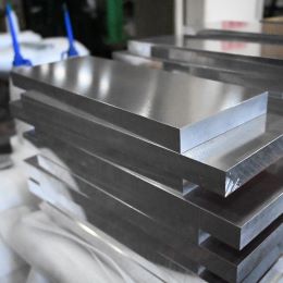 【カタチになる面白さ】加工前の金属材料。0.01mm単位の加工を行います。
