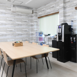 コーヒーマシン完備の休憩スペースやシャワールームなどもあります！大阪本社には、パーソナルジムを完備！