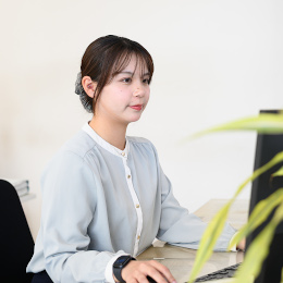 三菱自動車正規ディーラーのロープレ大会で「全国3位」に輝いたOさん（画像）など、女性営業職も活躍中！