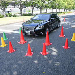 入社時の1ヵ月間の研修で、エチケットマナーからスムーズな発進・停止の仕方までしっかりと習得できます