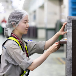 自社工場で製造したミールのチェックから引継ぎ、搭載まで、時間を意識しながらスムーズに対応します。