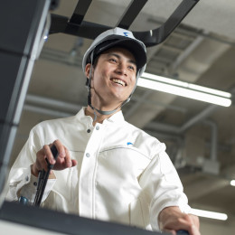 重い荷物はフォークリフトを使います。最新の機械設備を整えており、難しい操作がないので安心です。