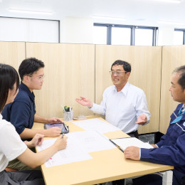 チーム内の雰囲気は良好！意見交換したり、雑談したり、孤立しないよう会話の機会を大切にしています。