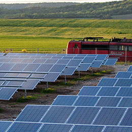広がる太陽光発電が、地域と環境の未来を明るく照らします。