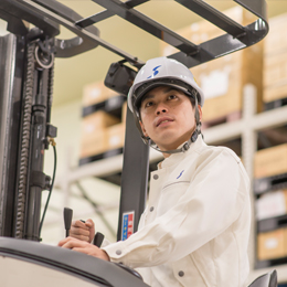 働きながら一生使えるフォークリフト免許を取得できます。