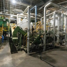 ミール工場内の機械や設備を点検しながら、安全稼働を支える仕事です！