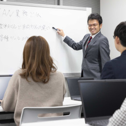 OJTを中心に必要な知識を習得しています。またチーム内での勉強会や最新の情報共有も随時行っています。
