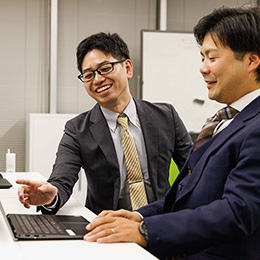 チームで仕事を進めているので安心感があります。一人だけ残業や業務量が多いなんてことはありません。