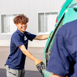 現場作業はチームで進めるため、自然とコミュニケーションが増えチームワークもより強くなります。