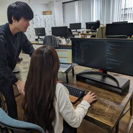 仕事は真剣に。分からないことはいつでも相談してください。