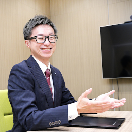 代表の山本（画像）は元ITエンジニア。業界に先駆けてICT化を進め社内業務も効率化。残業削減に成功！